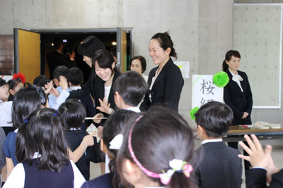 3月に卒園を見送ってくれた幼稚園の先生も、お祝いに駆けつけてくれました