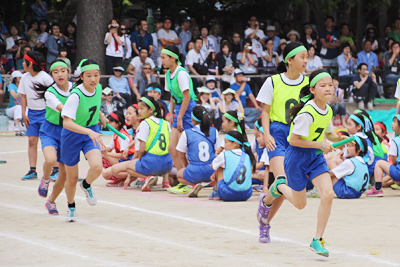 運動会最後を飾る女子選抜リレーと男子選抜リレーは大きな声援が飛び交っていました