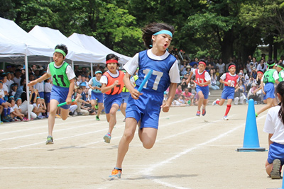 運動会最後を飾る女子選抜リレーと男子選抜リレーは大きな声援が飛び交っていました