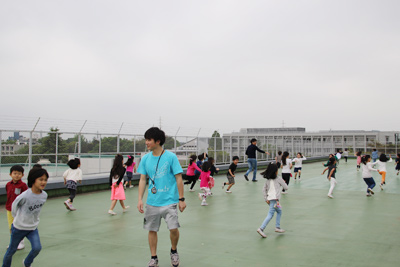 屋上で劇遊び。おしり星人、おなか星人が登場