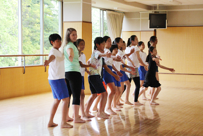 「ウェーブでカモン！」と子どもたちが声を掛け、劇の会のダンスレッスンにも参加。