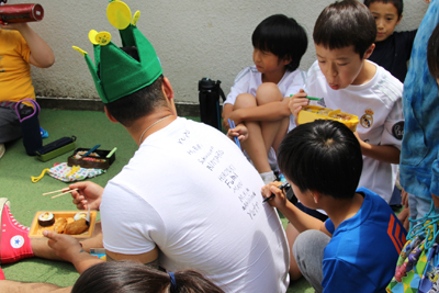 想い出にと、子どもたちがTシャツにアルファベットで名前を書いていました