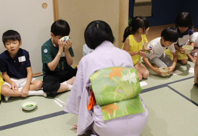 中高校舎の和室でお茶教室　