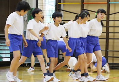 「体を動かそう」で６人７脚に挑戦