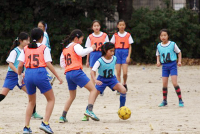 元気に外で女子サッカー