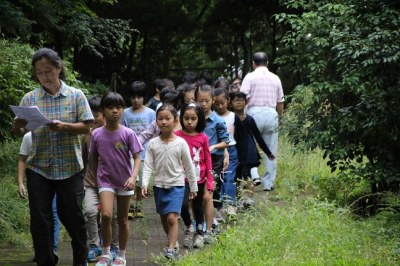 学校探検スタート！裏庭