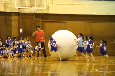 大玉ころがしで盛り上がる１年生