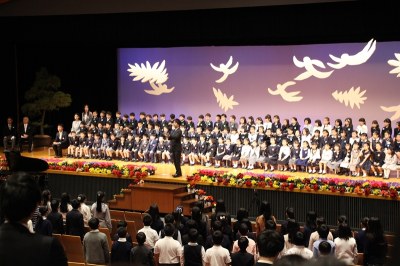 在校生全員の歌で入学をお祝い。