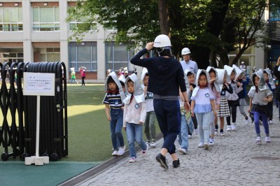 先生の指示に従って速やかに避難