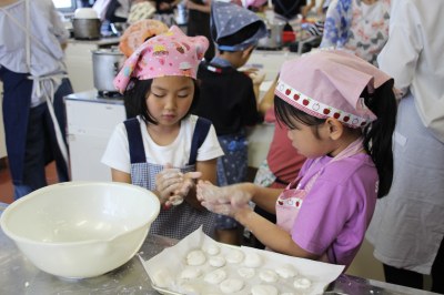 手で上手に丸めて！白玉フルーツポンチ作り（１年）