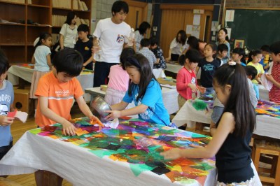 カラフル！お花紙で強大な壁画作り（２年）