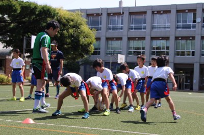 みんな走っていました！タグラグビー（３年）