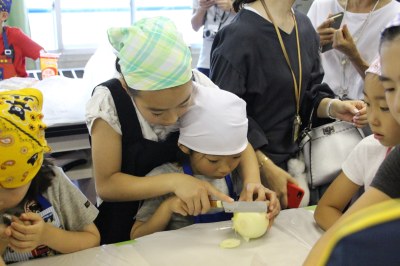 一緒に！焼きそば作り＆学内ウォークラリー（１年・６年）