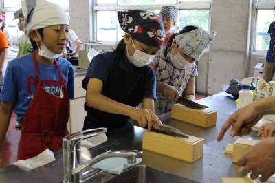 まずは鰹節削り！ごはんとみそ汁作り（５年）　