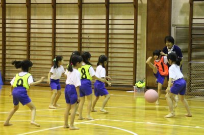 大きなボールでフットサルをする竹組