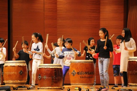 4年生「太鼓をたたこう」。先生の小太鼓の音に合わせてリズムよく！