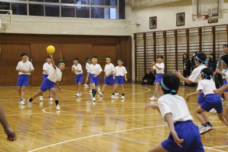 5年生はクラスの威信を賭けたドッジボール大会