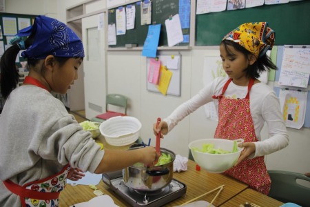 「ゆでる料理をしよう」というテーマで調理。葉物と根菜類でゆで方も工夫