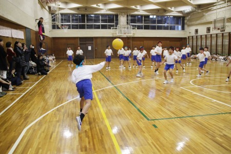 4年生はドッジボールのクラス対抗戦！