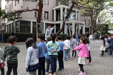 大学図書館を見学