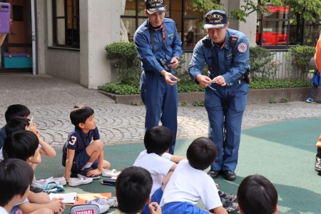 社会の授業で火事について学んでいた4年生は、いろんなことを消防士さんに質問