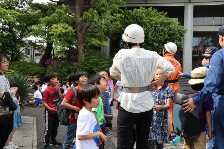 無事にはしご車から降りてきた先生たちを「富士山見えた？」「怖かった？」と質問攻めする子どもたち