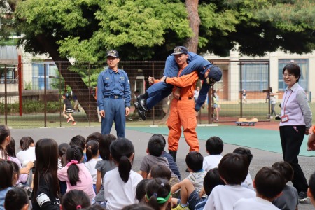 楽々と人を担ぐ消防士さん。すごさを目の当たりにしました