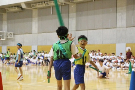 緑がワンツーフィニッシュを決め、ハイタッチ