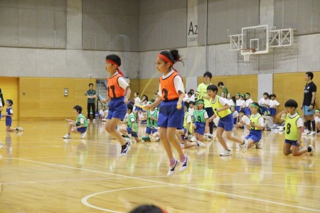 二重飛び耐久リレー（4年） 長い子は1分以上飛び続けてから、次へバトンタッチ！