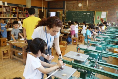 電動のこぎりを使って工作