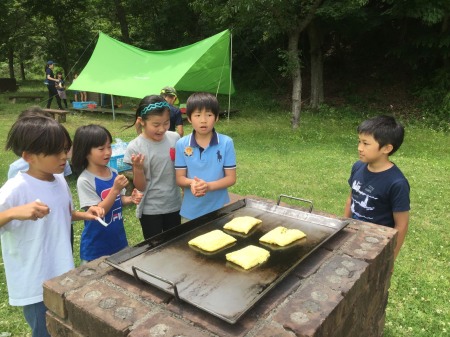 初日のBBQではしめの焼きそばをお互い分け合いっこしました。