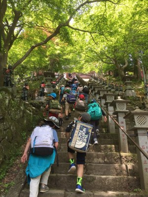 最終日の大山登山。いつまでも続く階段にぐったり。