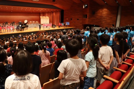 はじまりは全児童による「初等学校の歌」