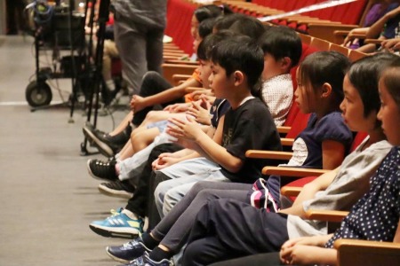 他の学年の子どもたちは、5年生の演奏に聴き入っていました