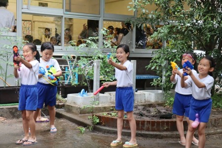 子どもたちが水鉄砲を向けるその先には、標的の先生が！