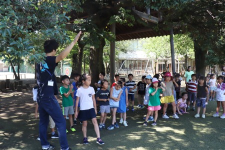 1年生は初めて入る初等学校の敷地。何もかもが新鮮です