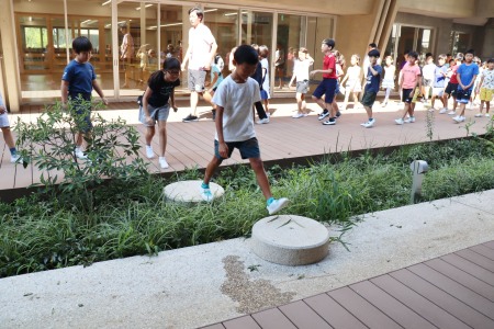 中央棟と東棟の間にあるピロティ