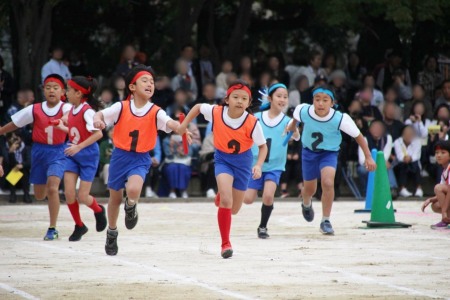 運動会の花形・グループ対抗選抜リレーは、応援にも力が入りました