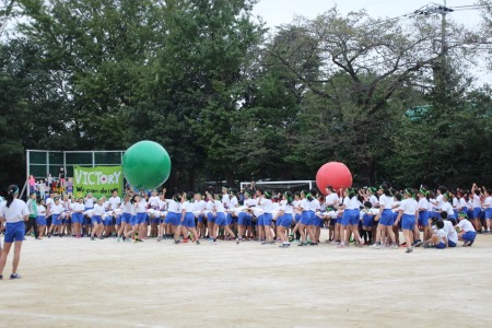 最終種目全学年の大玉リレーは最後まで勝負のもつれる展開に