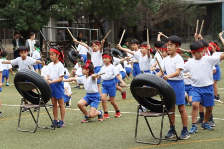 文化祭のオープニングを飾る幕開き太鼓の練習をする2年生