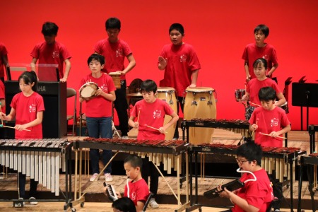 6年菊組は「情熱大陸」を演奏。珍しい打楽器もありました