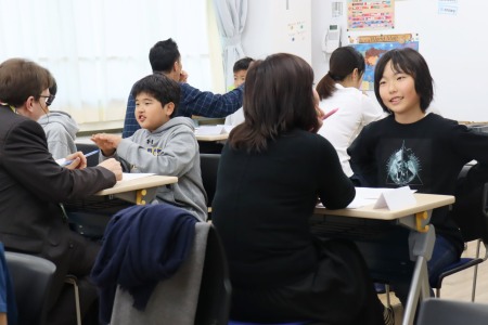 単語が出てこないと、つい視線が空を切りがちですが、きちんと相手の目を見て会話しています！