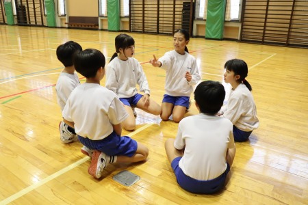 どうしたらパス回しで相手の体勢を崩せるか、話し合い