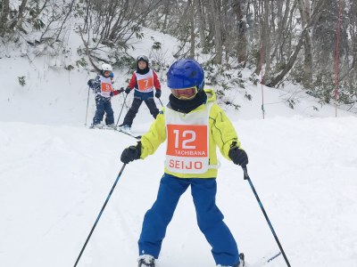 始めてのスキー学校となる4年生は雪の感触を楽しみながら練習を進めました