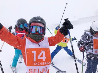 吹雪の中でのスキー遠足にハイテンション！