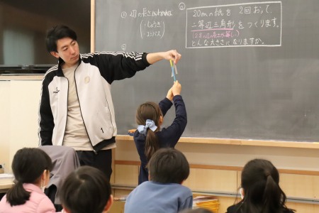 二等辺三角形ってどういう形だっけ？子どもたちがいろんな方法で説明