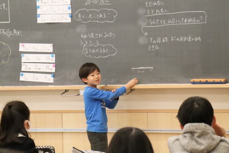 授業の主体は子どもたち。意見の違う子に伝わるようにと、一生懸命