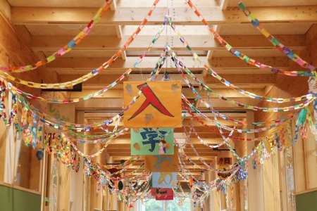 前日に上級生が廊下を飾り付けてくれて、お祝いムード一色に！