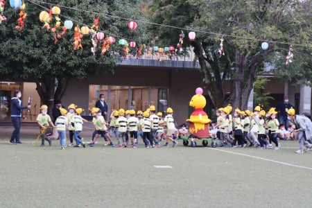 可愛いハチに扮した1年椎組の「プーさんみこし」