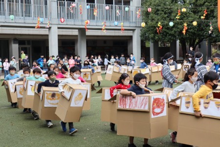 1年楠組の「ネコバスみこし」